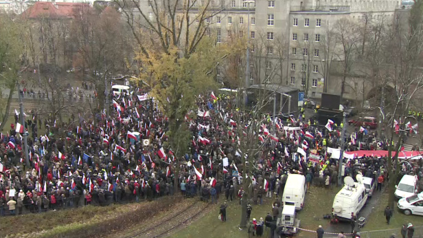Uczestnicy marszu KOD zbierają się na placu Narutowicza TVN24